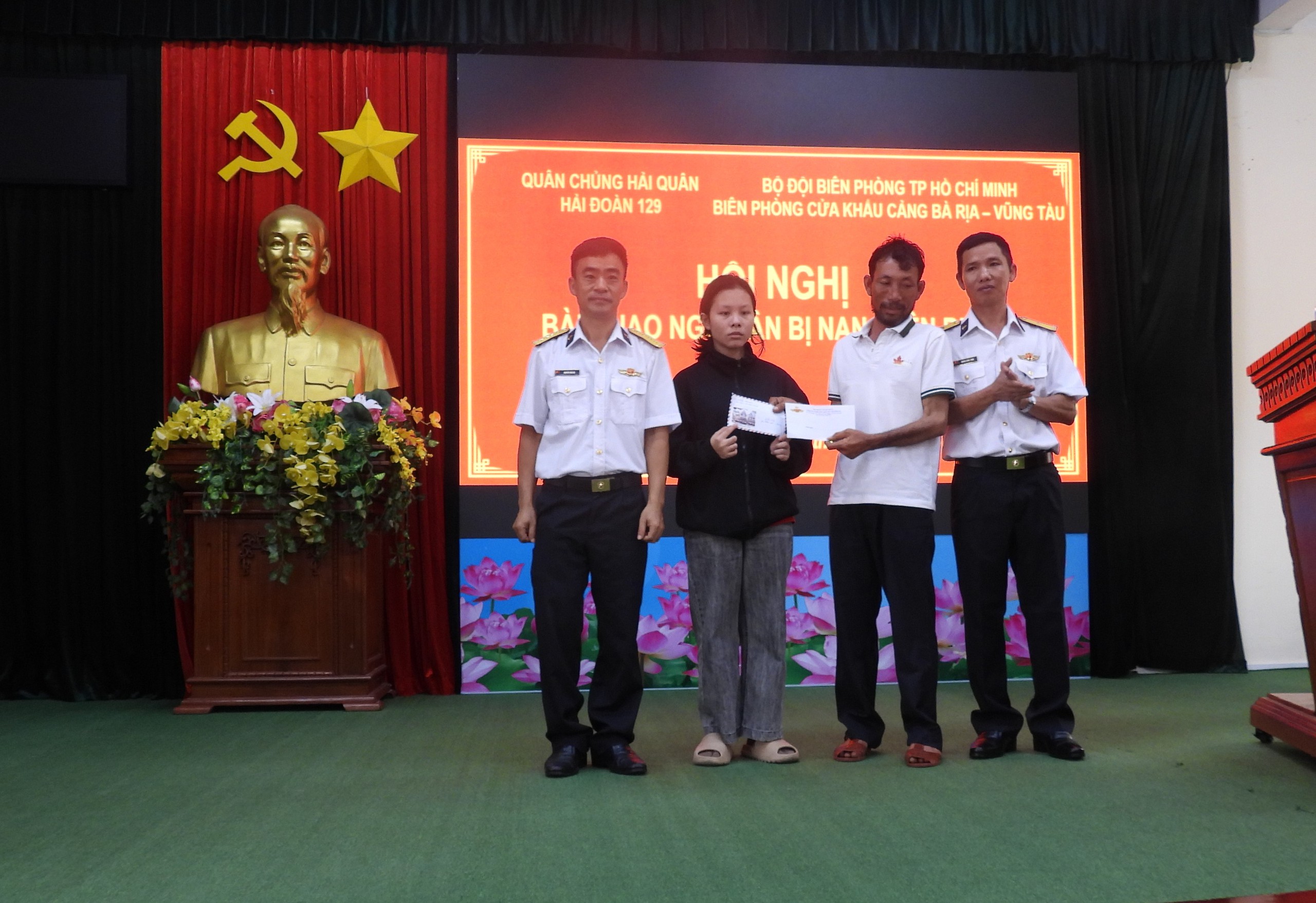 ngu-b-17870520012771772821168 Hải đoàn 129 Hải quân bàn giao ngư dân gặp nạn cho gia đình- Ảnh 2.