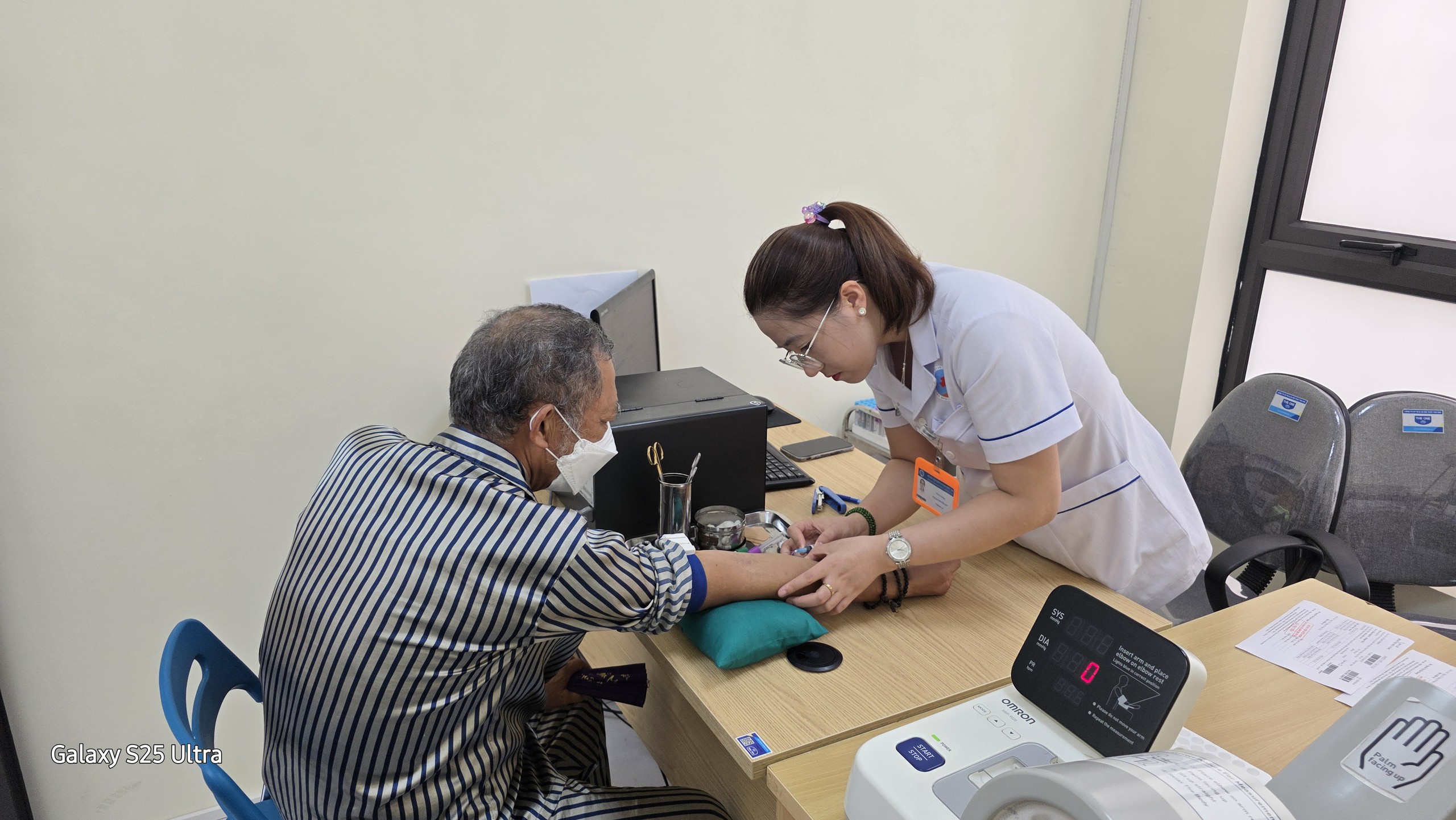 nguoi-tren-60-tuoi-17876469267681767821194 Tại Sao Người Trên 60 Tuổi Cần Tiêm Vaccine Đầy Đủ Để Bảo Vệ Sức Khỏe? - Ảnh 2.