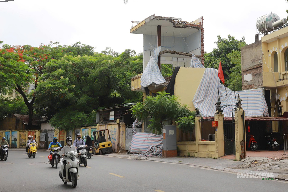 Nhiều ngôi nhà dọc đường Thụy Khuê đang hạ giải, mặt bằng ga C6 còn vướng một điểm- Ảnh 1.