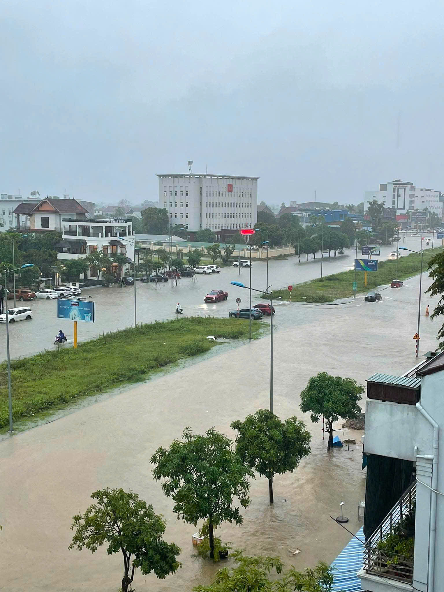 Mưa lớn, nhiều tuyến phố trung tâm Nghệ An ngập sâu, loạt xe chết máy- Ảnh 4.