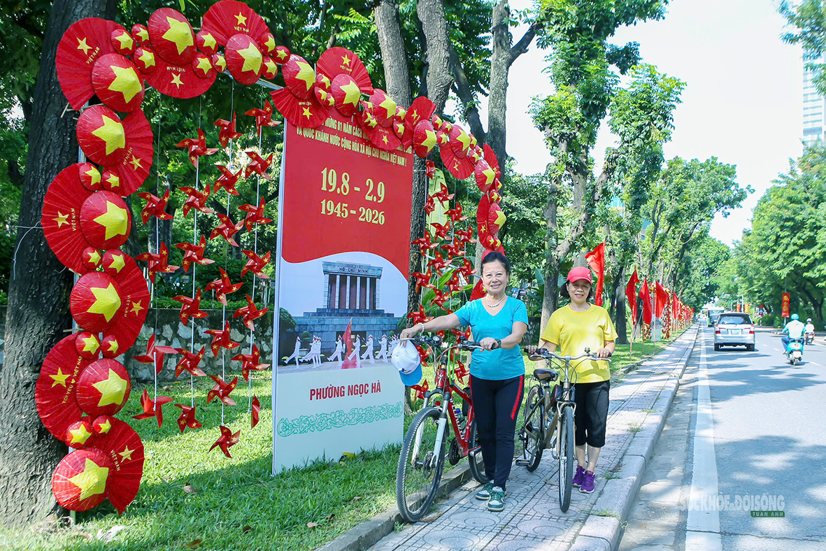 Phố Kim Mã thành điểm check-in rực rỡ dịp Quốc khánh- Ảnh 2.