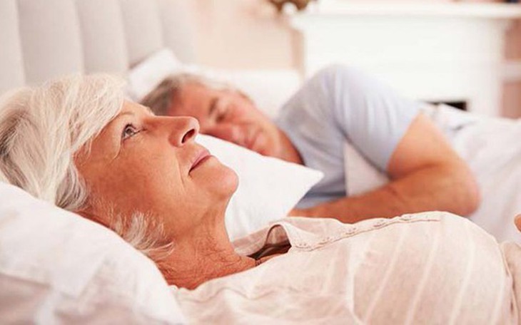 Mất ngủ ở người cao tuổi: Nguyên Nhân Và Cách Giải Quyết - Ảnh 1.