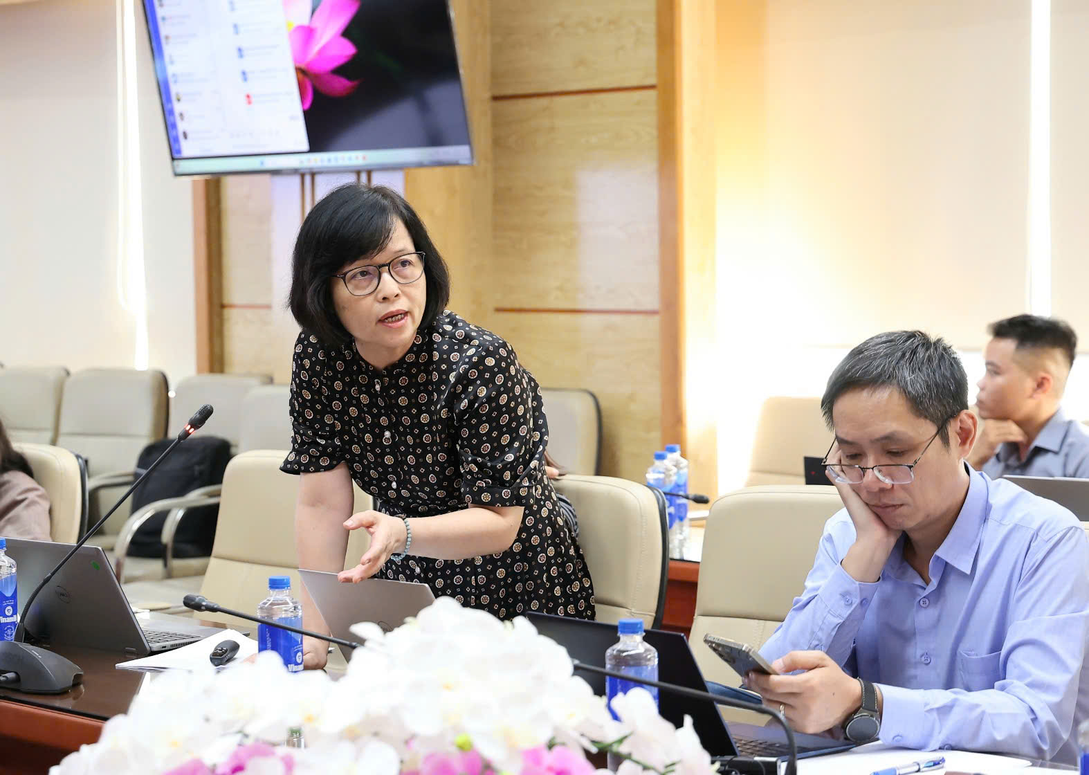 Quang cảnh cuộc họp