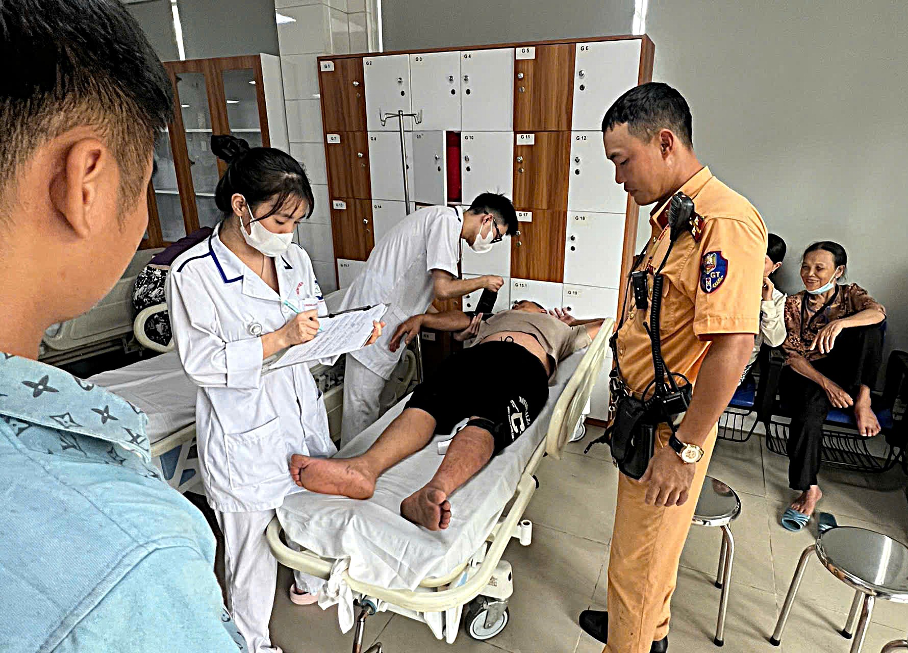 CSGT Hà Nội Nhanh Chóng Giải Cứu Nạn Nhân Bị Rắn Cắn Trong Mưa Lớn