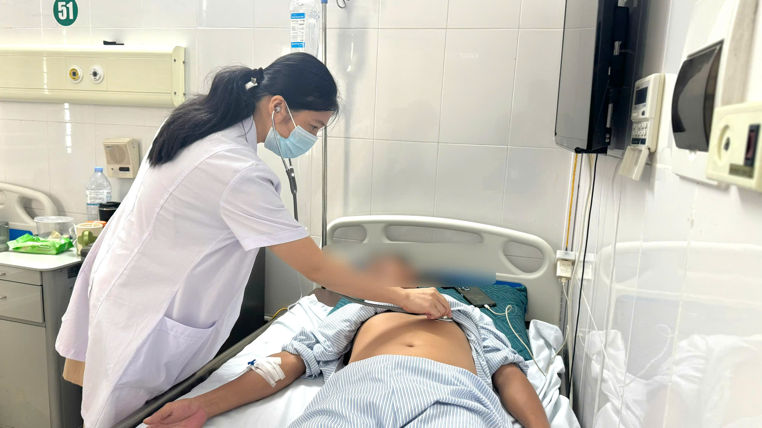roi-loan-dien-giai-1787208856539884188934 Nhầm hạ kali với hạ canxi, người đàn ông 41 tuổi suýt liệt tay chân- Ảnh 1.