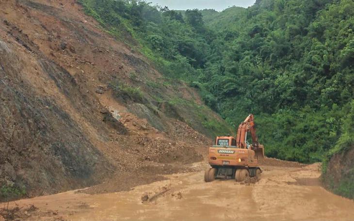 Di dời khấn cấp các hộ dân tại Quan Sơn trước vết nứt kéo dài 100 mét- Ảnh 4.