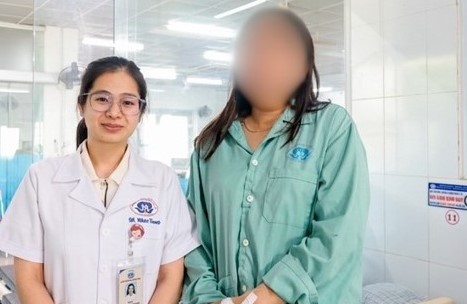 Ong đốt vào ngón tay, người phụ nữ sưng phù mặt- Ảnh 1.
