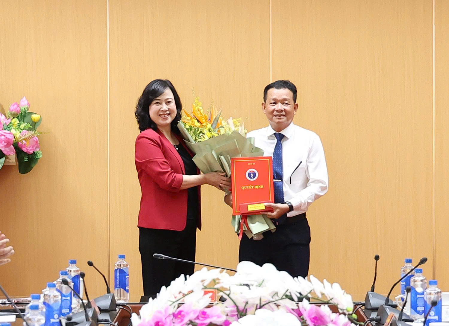 thanh-tung-1786612061294180820779 Bộ trưởng Đào Hồng Lan trao quyết định tiếp nhận, điều động, bổ nhiệm lãnh đạo Cục An toàn thực phẩm, Quỹ Phòng bệnh- Ảnh 3.