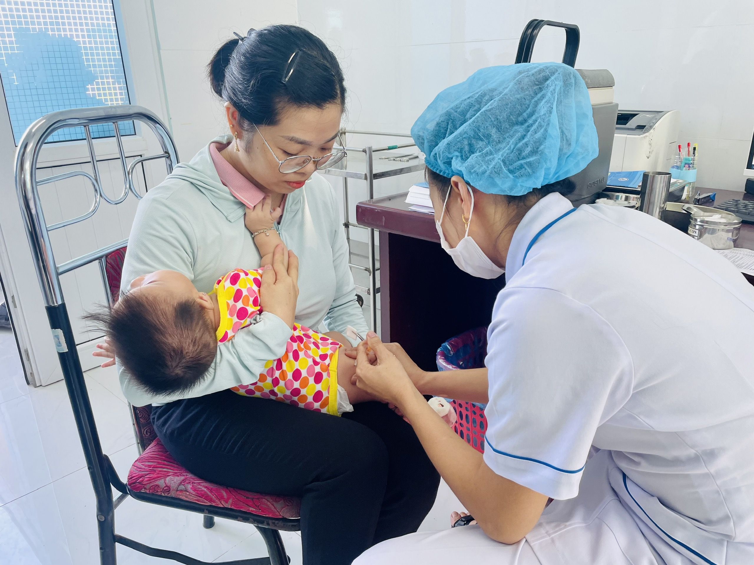 Bộ Y tế yêu cầu tăng tốc tiêm chủng mở rộng, tránh bỏ sót trẻ   - Ảnh 1.