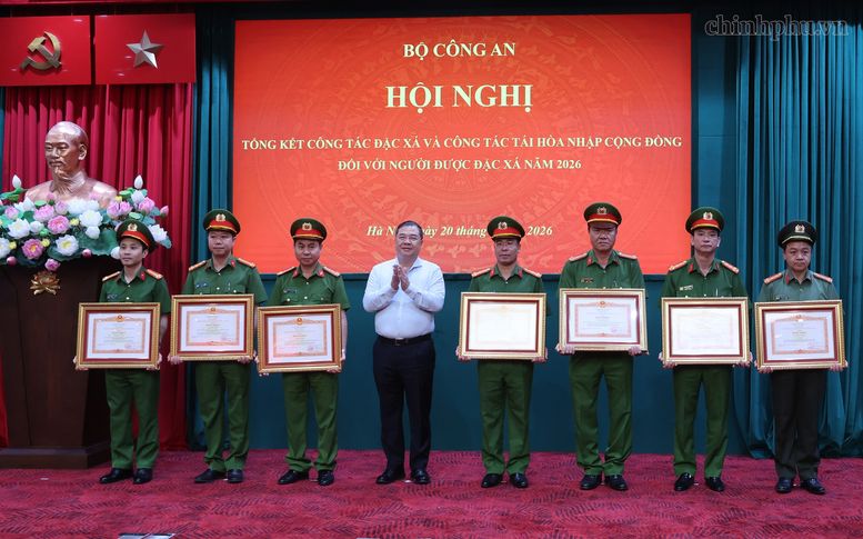 trao-bang-khen-17872222866631816836410 Phó Thủ tướng: Đặc xá phải gắn kết chặt chẽ với tái hòa nhập cộng đồng - Ảnh 4.