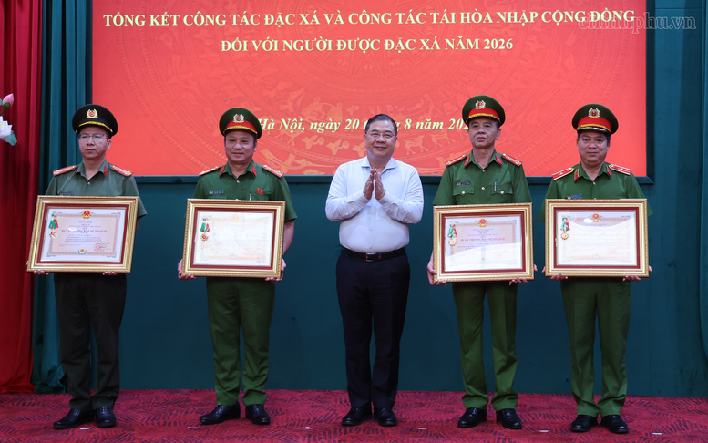 trao-huan-chuong-1787222266428610292345 Phó Thủ tướng: Đặc xá phải gắn kết chặt chẽ với tái hòa nhập cộng đồng - Ảnh 3.