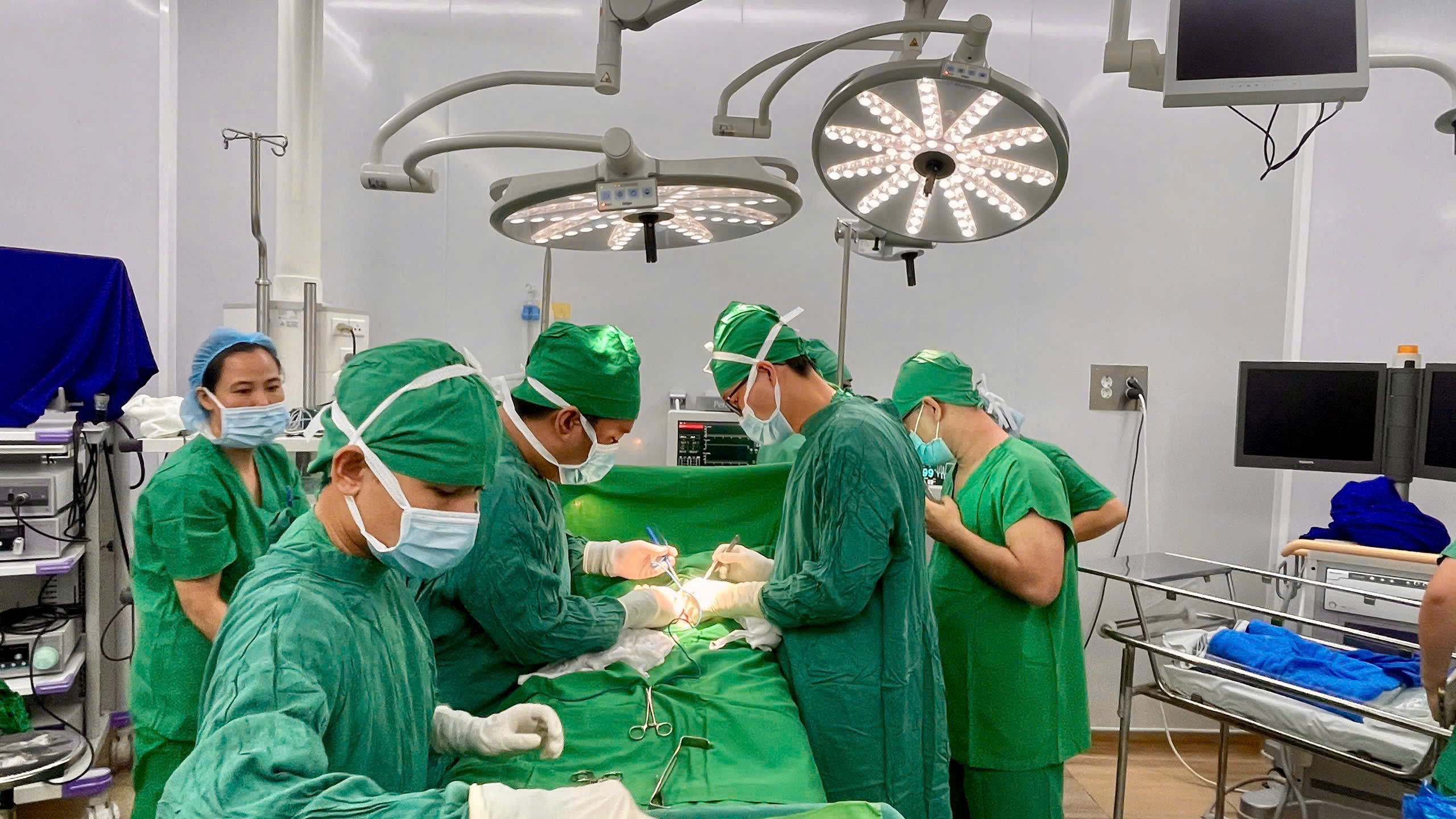 tre-1-17869454755532081028143 Cứu một trẻ sơ sinh bị dị tật hở thành bụng, ruột lòi ra ngoài- Ảnh 1.