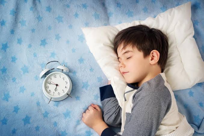 Cho trẻ ngủ trước 23h có giúp tăng chiều cao? - Ảnh 1.