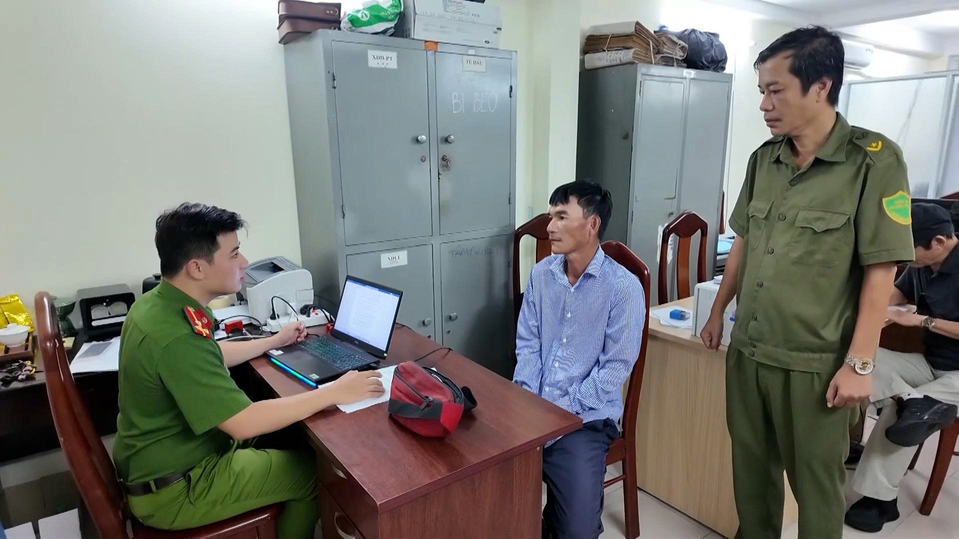 trom-tai-san-17869635230291627391148 Bắt 15 đối tương chuyên ‘rình’ trộm tài sản người tắm biển Nha Trang - Ảnh 1.