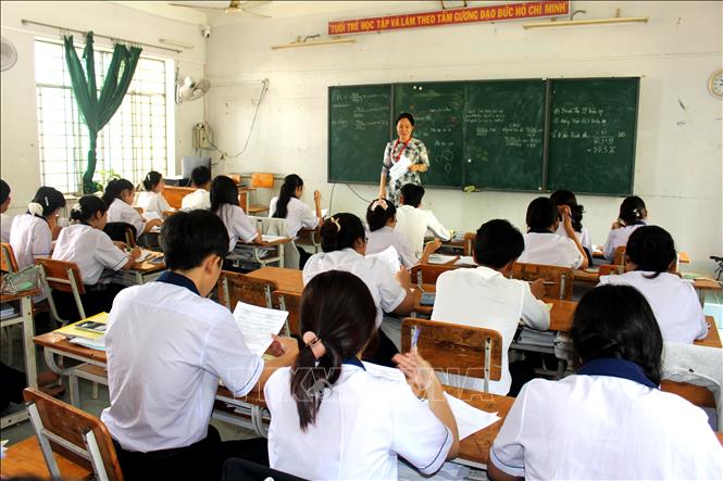 Chế Độ Nghỉ Hưu Trước Tuổi và Chính Sách Thôi Việc Của Hiệu Trưởng Sau Sáp Nhập
