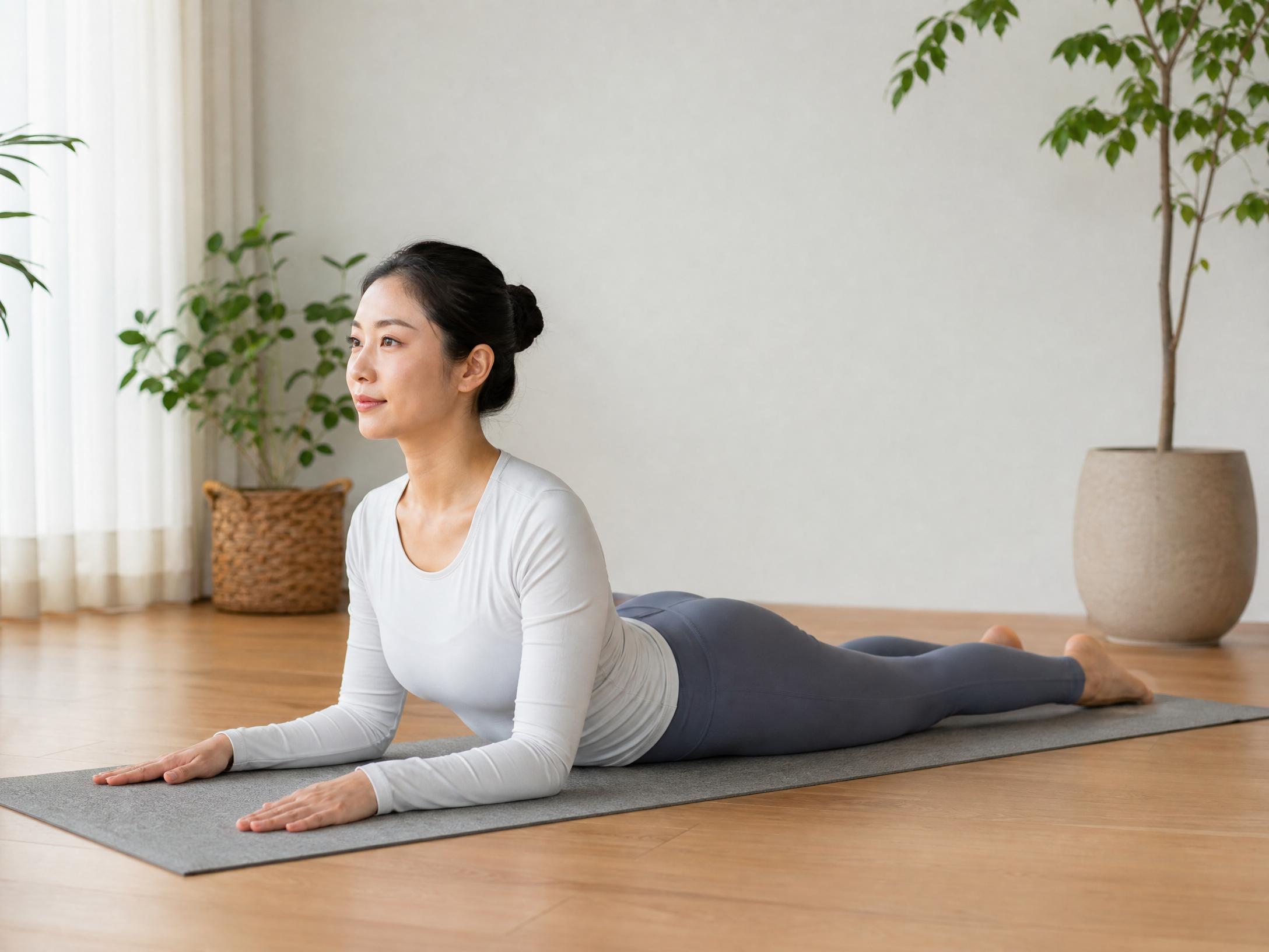 tu-the-nhan-su-yoga-1787127054155796417330 7 tư thế yoga giúp cải thiện tư thế và hạn chế gù lưng do tuổi tác - Ảnh 1.