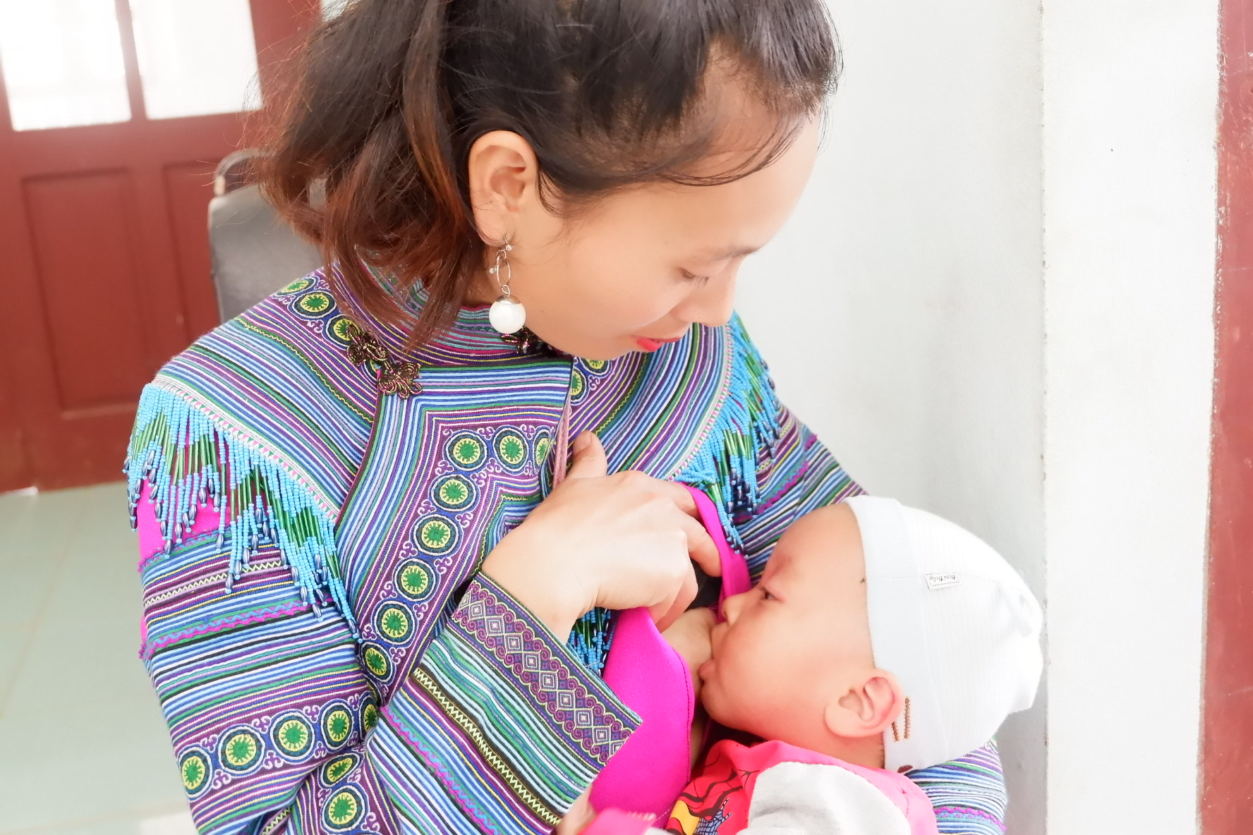 Bà mẹ cho con bú tại Lào Cai Bà mẹ cho con bú tại Lào Cai