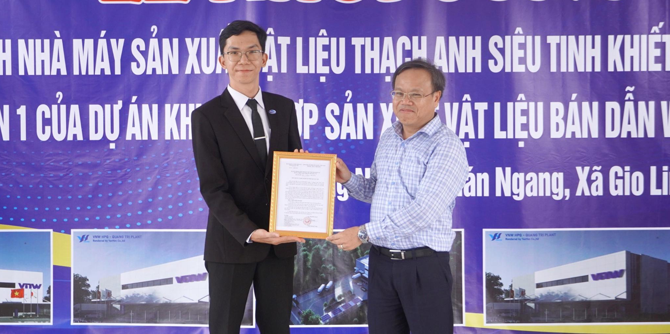 ubnd-trao-chu-truong-1786240031326769407357 Quảng Trị thu hút đầu tư ngành vật liệu bán dẫn và vật liệu công nghệ cao- Ảnh 2.