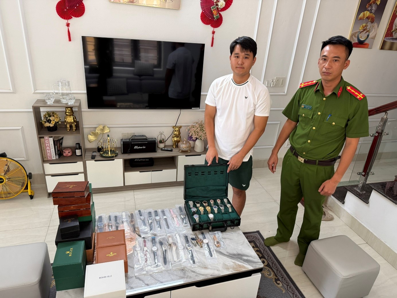 vu-van-dat-va-so-tang-vat-bi-thu-giu-17862723111911534239790 Khởi tố vụ buôn bán đồng hồ giả nhiều thương hiệu nổi tiếng- Ảnh 1.
