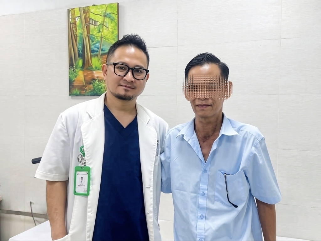 Hành trình ‘giải cứu’ đường tiêu hoá cho người đàn ông uống nhầm thuốc tẩy bồn cầu - Ảnh 2.