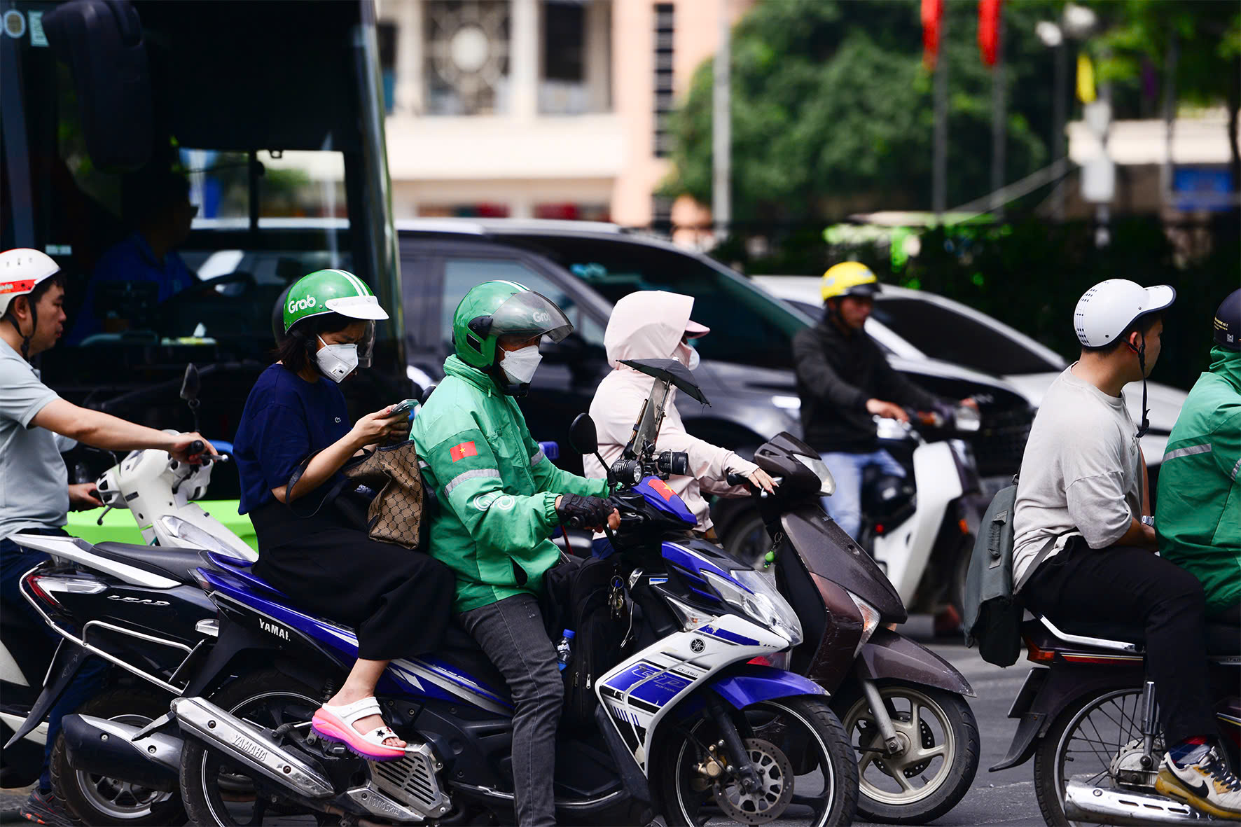 z6579951213767b17dab89e651ffa49964d31e18282673-1786098492877974381703 Cảnh báo sốc nhiệt khi làm việc ngoài trời - Ảnh 1.