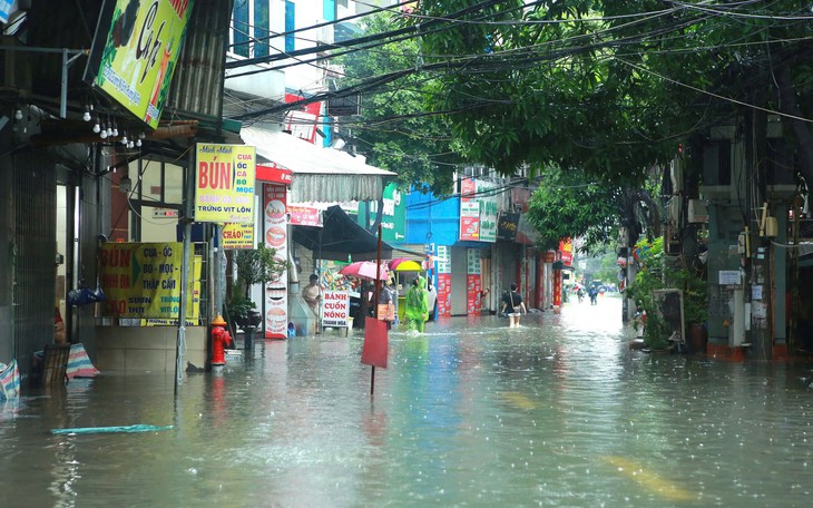 Mưa lớn dồn dập, Nghệ An yêu cầu sẵn sàng sơ tán dân khỏi vùng nguy hiểm - Ảnh 4.