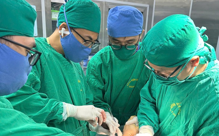 Máy dập ngói cuốn đứt gần lìa cẳng tay người phụ nữ- Ảnh 3.