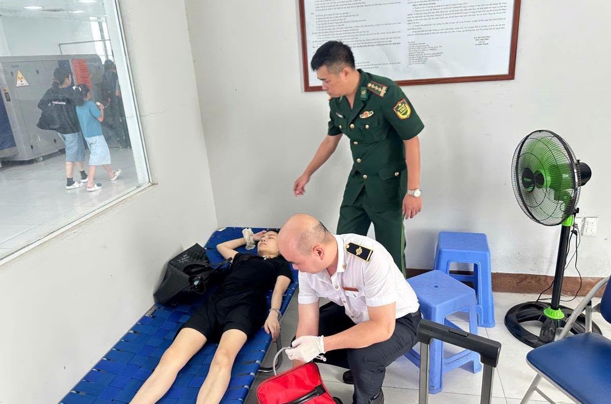 1-17881486520412068346588 Đang làm thủ tục xuất cảnh, nữ hành khách Trung Quốc bất ngờ ngất xỉu- Ảnh 1.