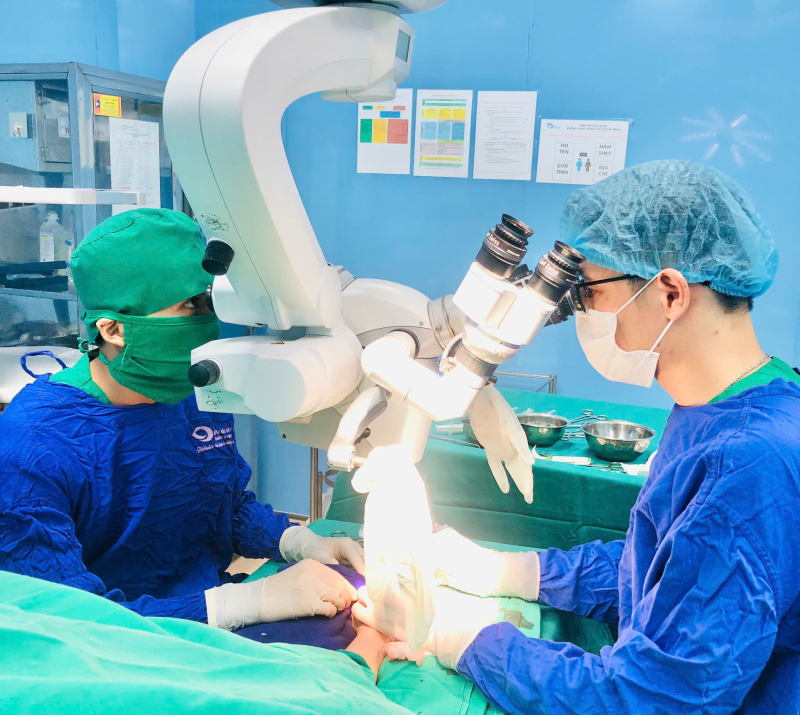 Nối chi bằng vi phẫu: cứu thành công bàn tay trái bị gần như đứt rời ở nam 21 tuổi
