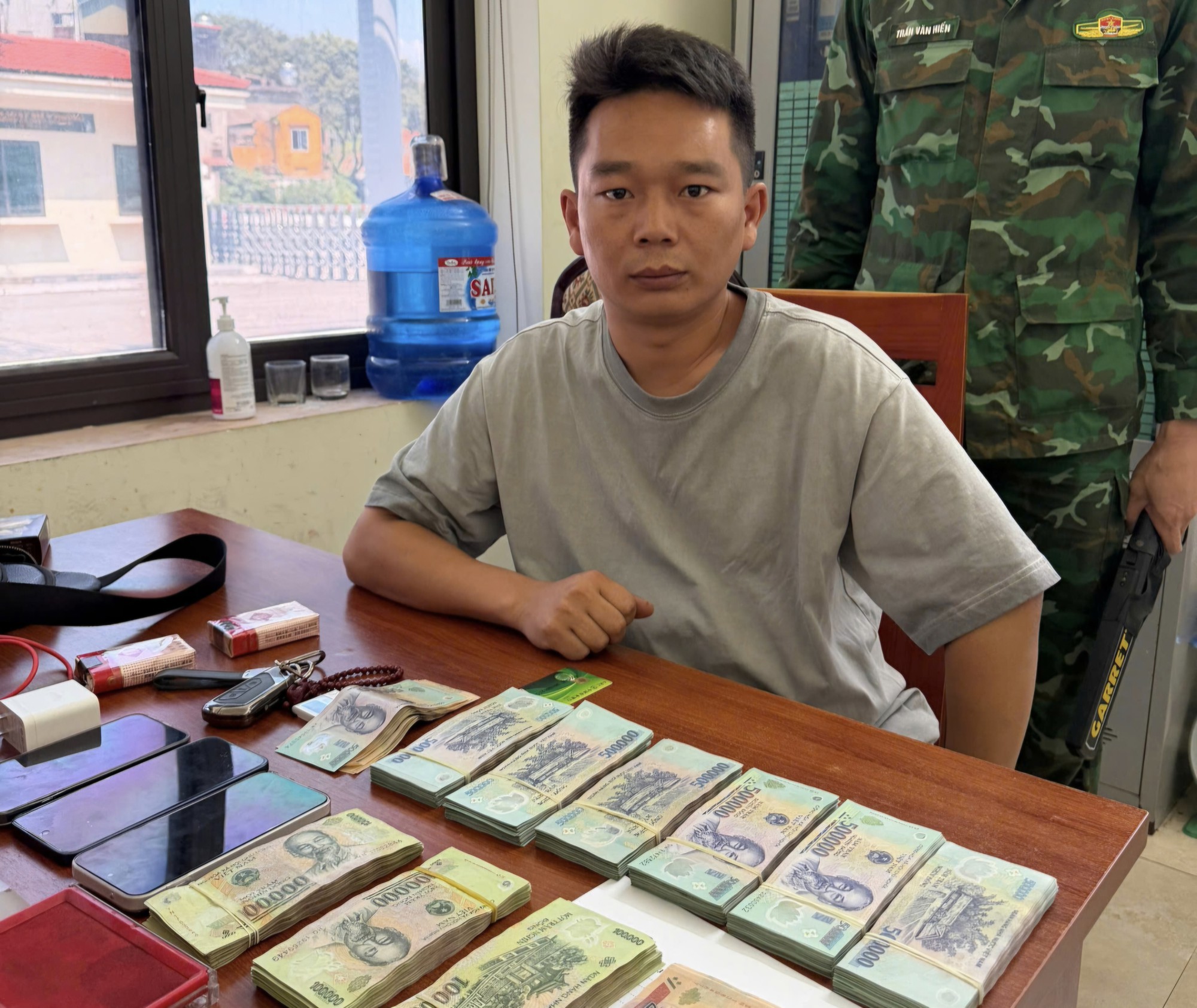 Công dân Trung Quốc bị khởi tố ở Lào Cai vì vận chuyển trái phép 355 triệu đồng