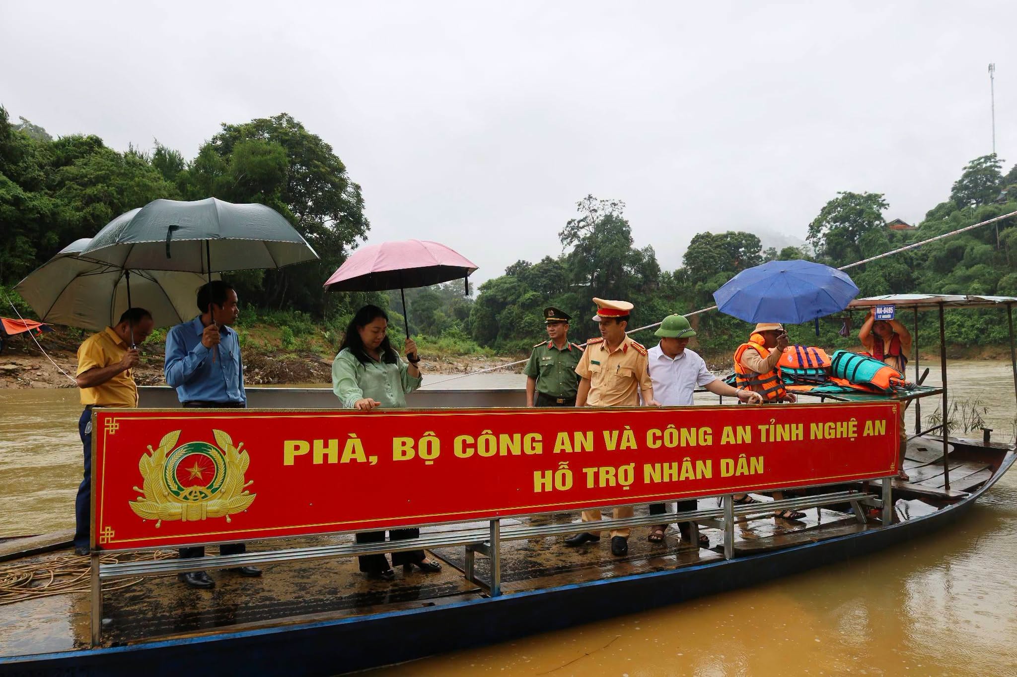 Thuyền tạm nối dòng: Giải pháp giao thông khẩn cấp cho vùng bị chia cắt sau lũ ở Yên Hòa