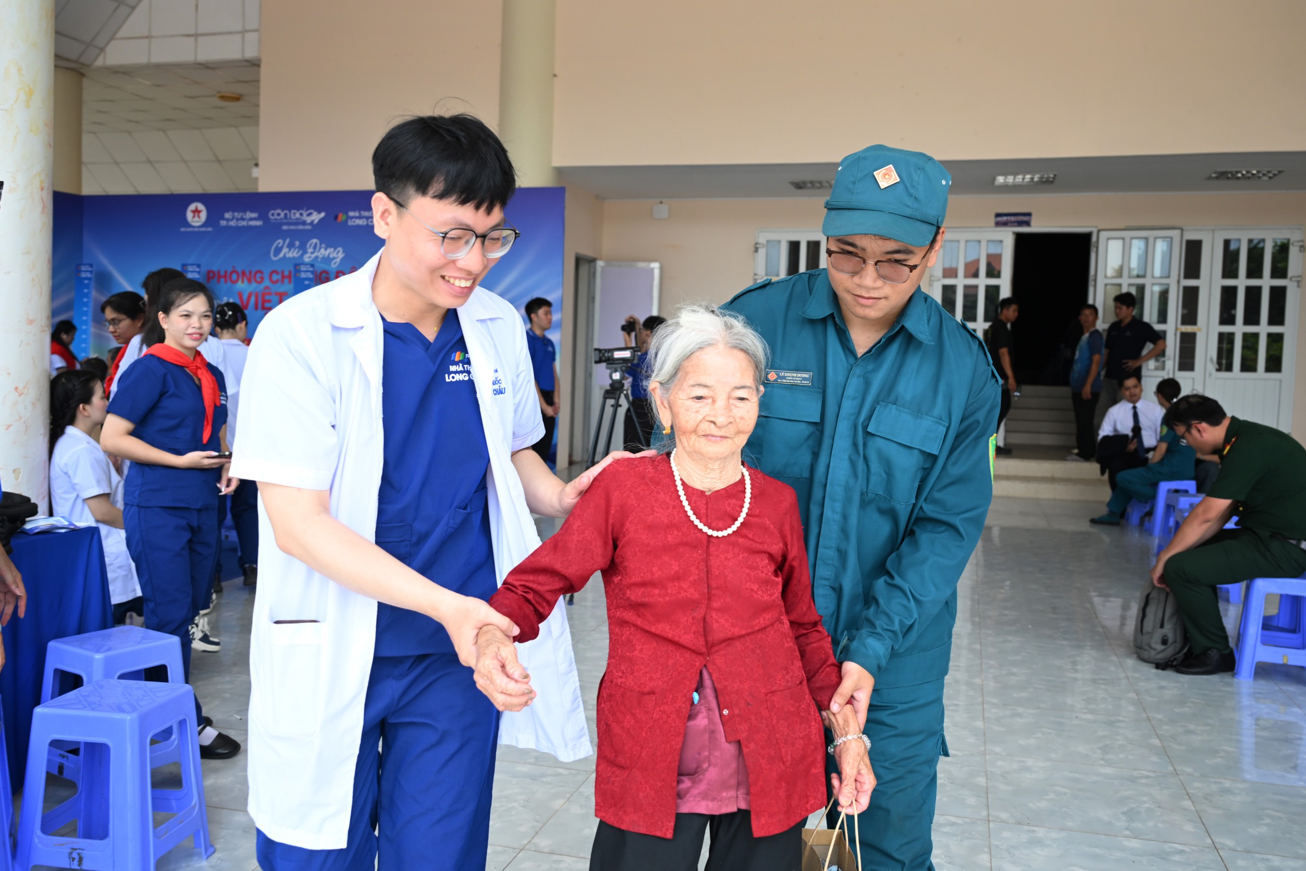 Long Châu tổ chức chuỗi hoạt động tri ân và chăm sóc sức khỏe tại Côn Đảo