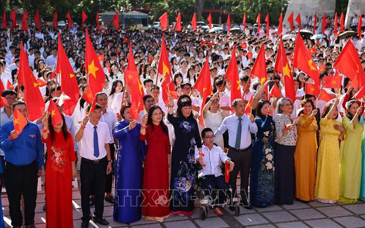 Thủ tướng Lê Minh Hưng: ‘Một người thầy tận tụy, nhân ái có thể làm thay đổi cuộc đời của nhiều thế hệ học trò’- Ảnh 2.