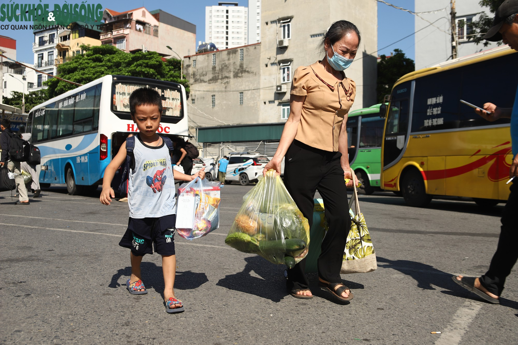 Hành khách trở về từ quê hương