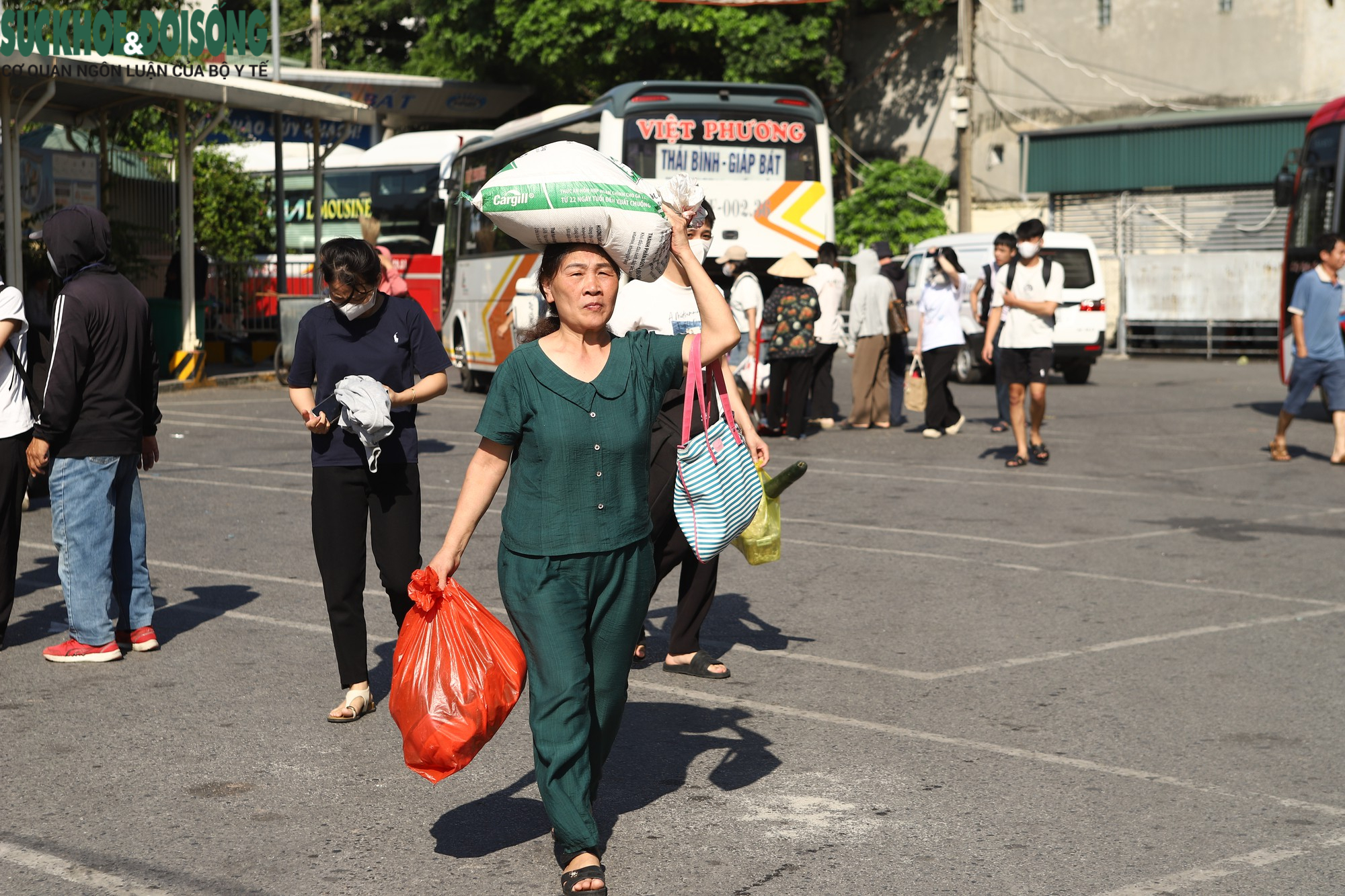 Hành khách di chuyển ra ngoài