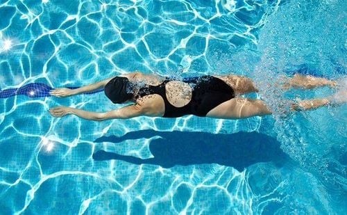 Bơi lội tốt cho tim mạch: 4 tác động quan trọng và cách tập an toàn