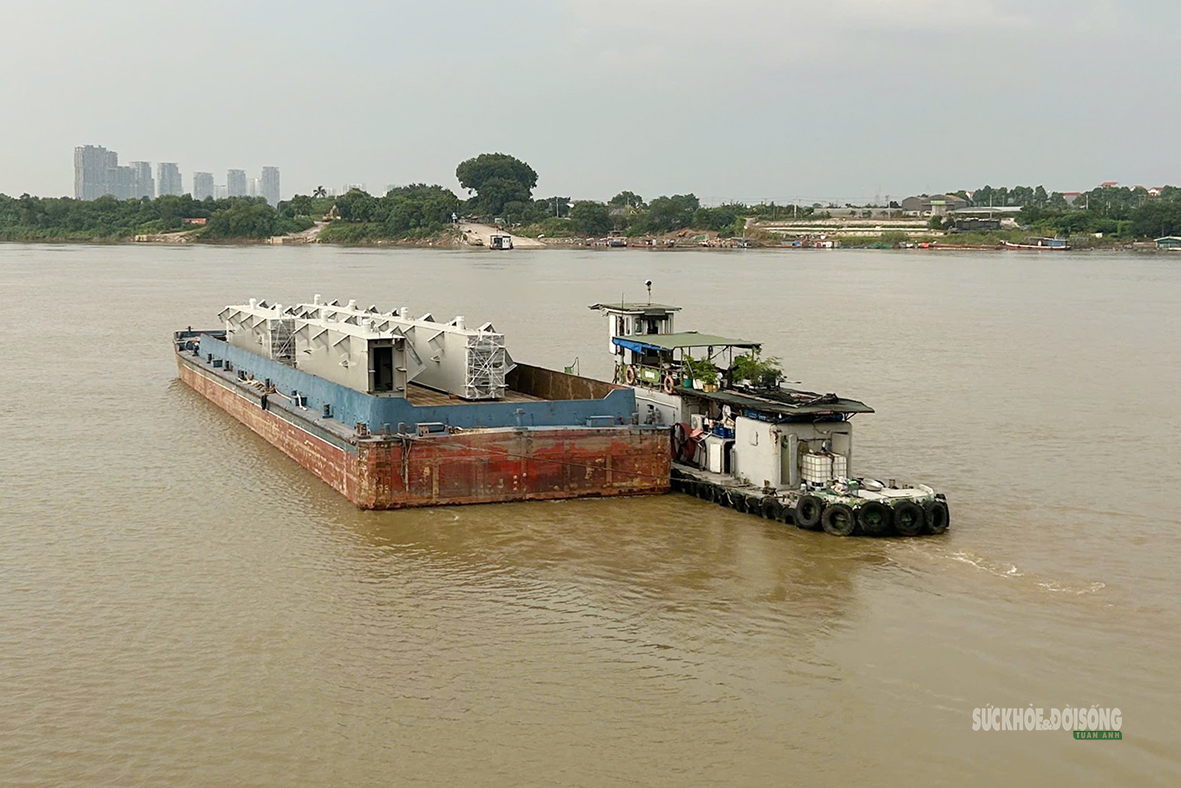 cau-tran-hung-dao-dan-hien-hinh-2-17884142600202116324751 Đốt dầm thép được vận chuyển bằng sà lan.