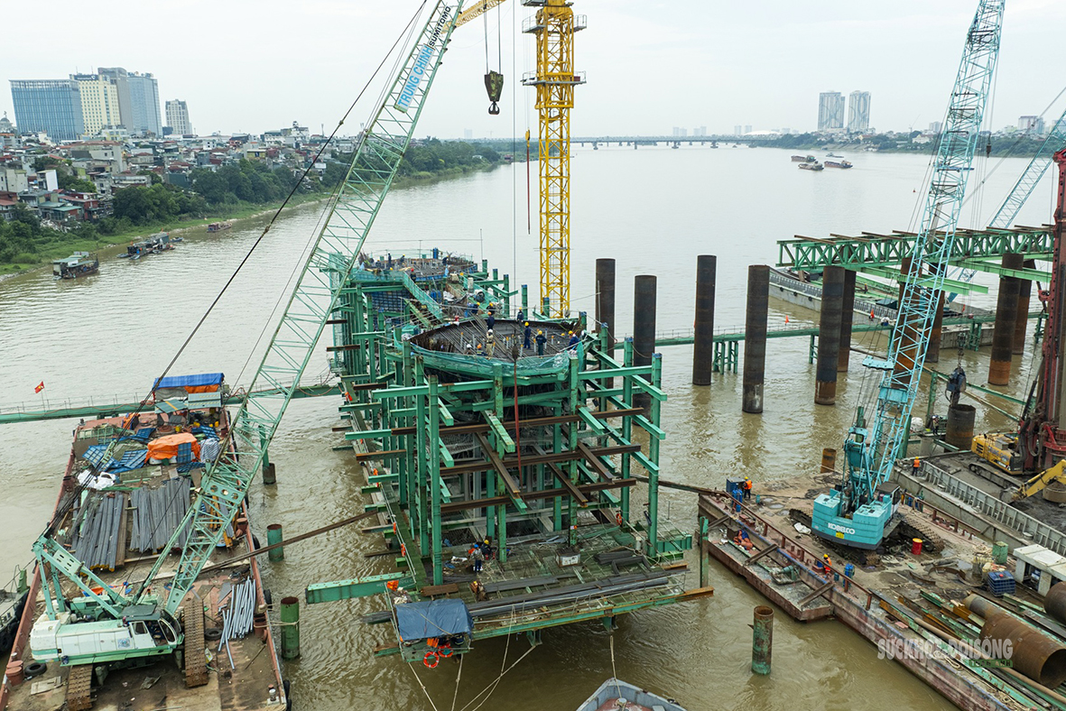 cau-tran-hung-dao-dan-hien-hinh-9-1788414502076881410499 Hệ khung phục vụ thi công nhịp cầu chính giữa sông Hồng.