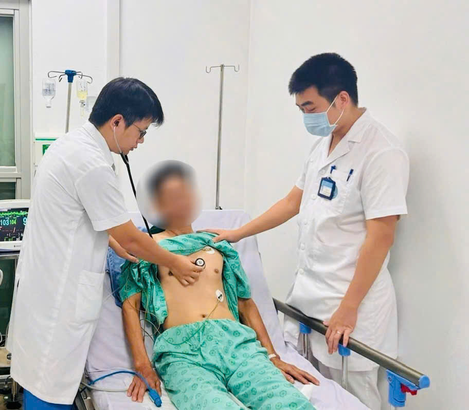 dong-mach-vanh-1788509507482848133980 Bác sĩ ép tim suốt 35 phút cứu người đàn ông ngừng tuần hoàn, hôn mê sâu hi hữu- Ảnh 2.