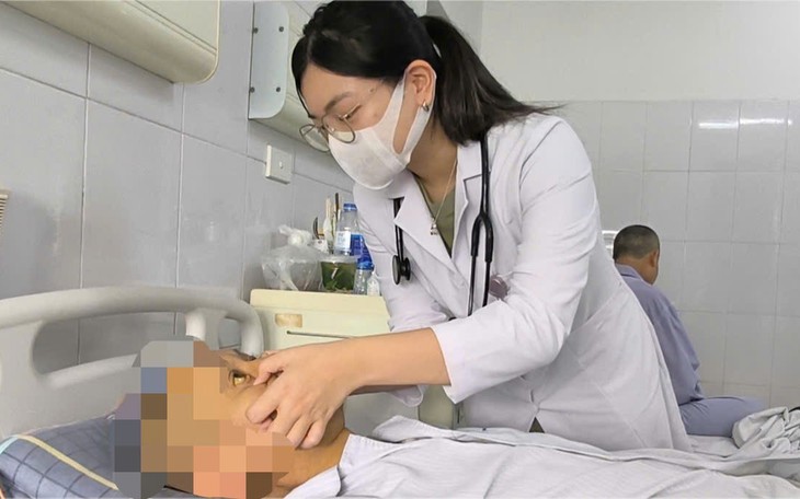 men-gan-tang-cao-1788505585527930327738-0-59-685-1155-crop-17885063407241748311369 Bác sĩ ép tim suốt 35 phút cứu người đàn ông ngừng tuần hoàn, hôn mê sâu hi hữu- Ảnh 4.