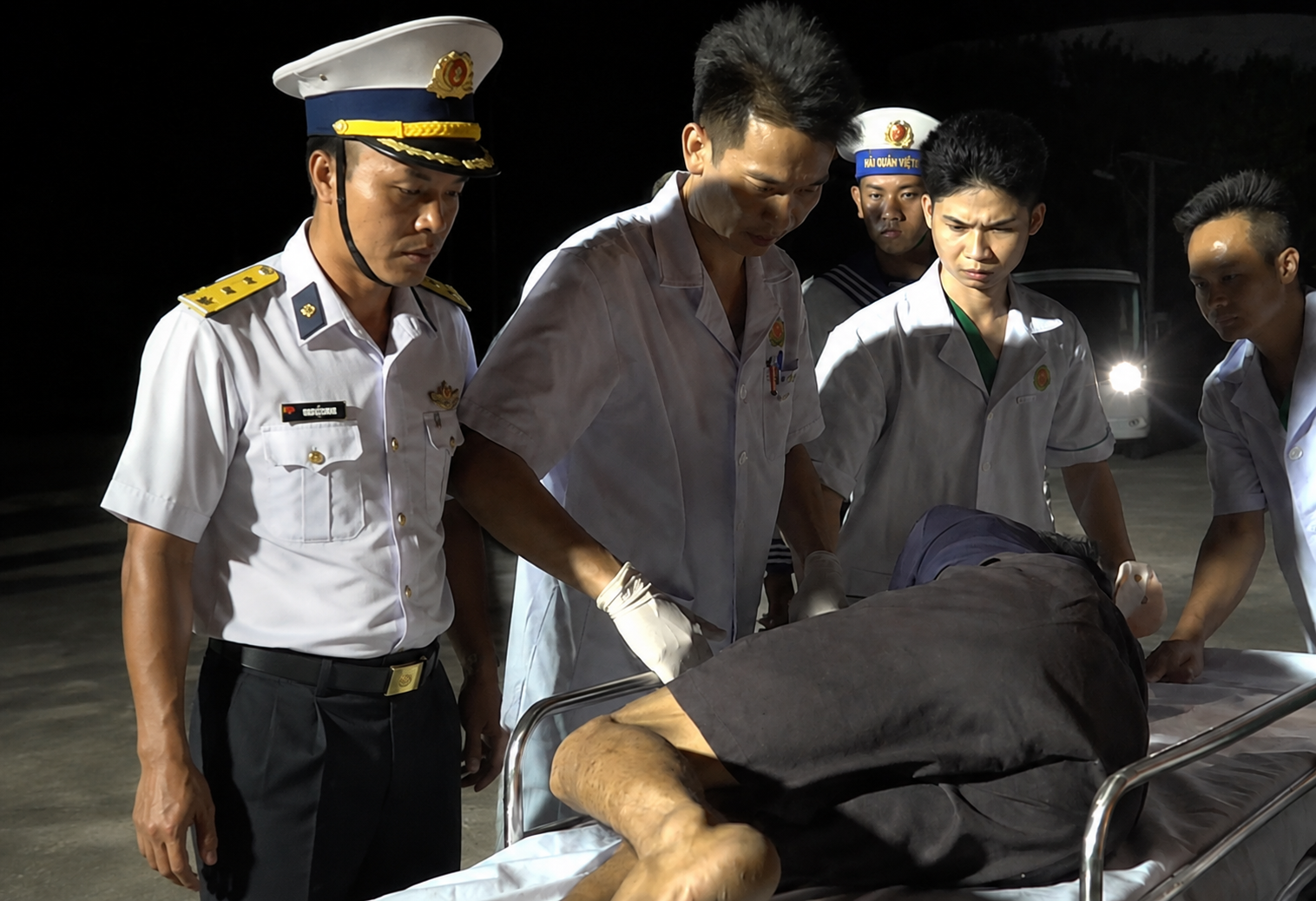 Cấp Cứu Nhanh Chóng Cho Ngư Dân Bị Chấn Thương Nặng Tại Đảo Trường Sa