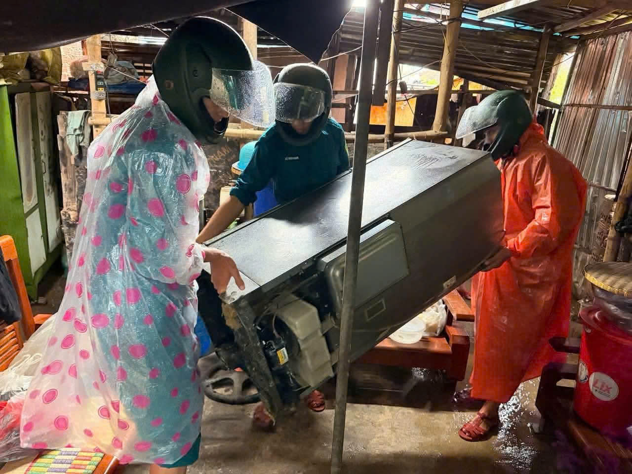 Mưa lớn khiến nhiều cây xanh bật gốc, đường phố Đà Nẵng ngập cục bộ - Ảnh 4.