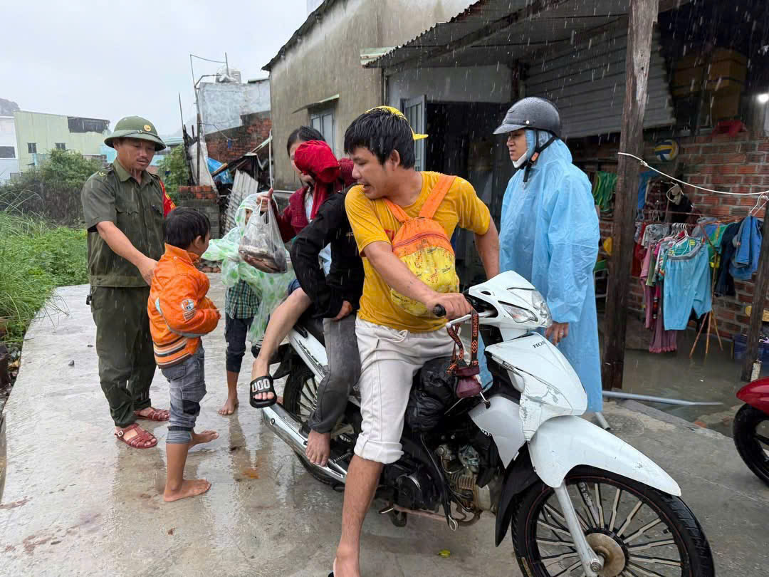 Mưa lớn khiến nhiều cây xanh bật gốc, đường phố Đà Nẵng ngập cục bộ - Ảnh 5.