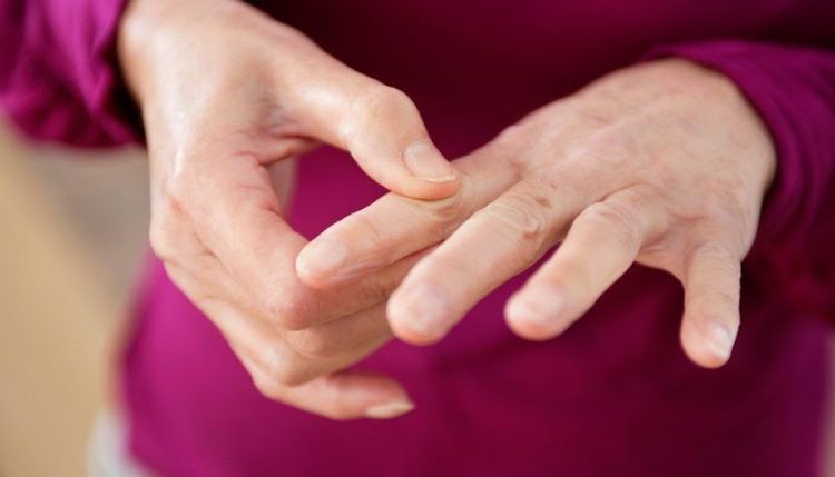 Khi người trẻ bị run: nguyên nhân, cách nhận biết và bước xử trí cần thiết
