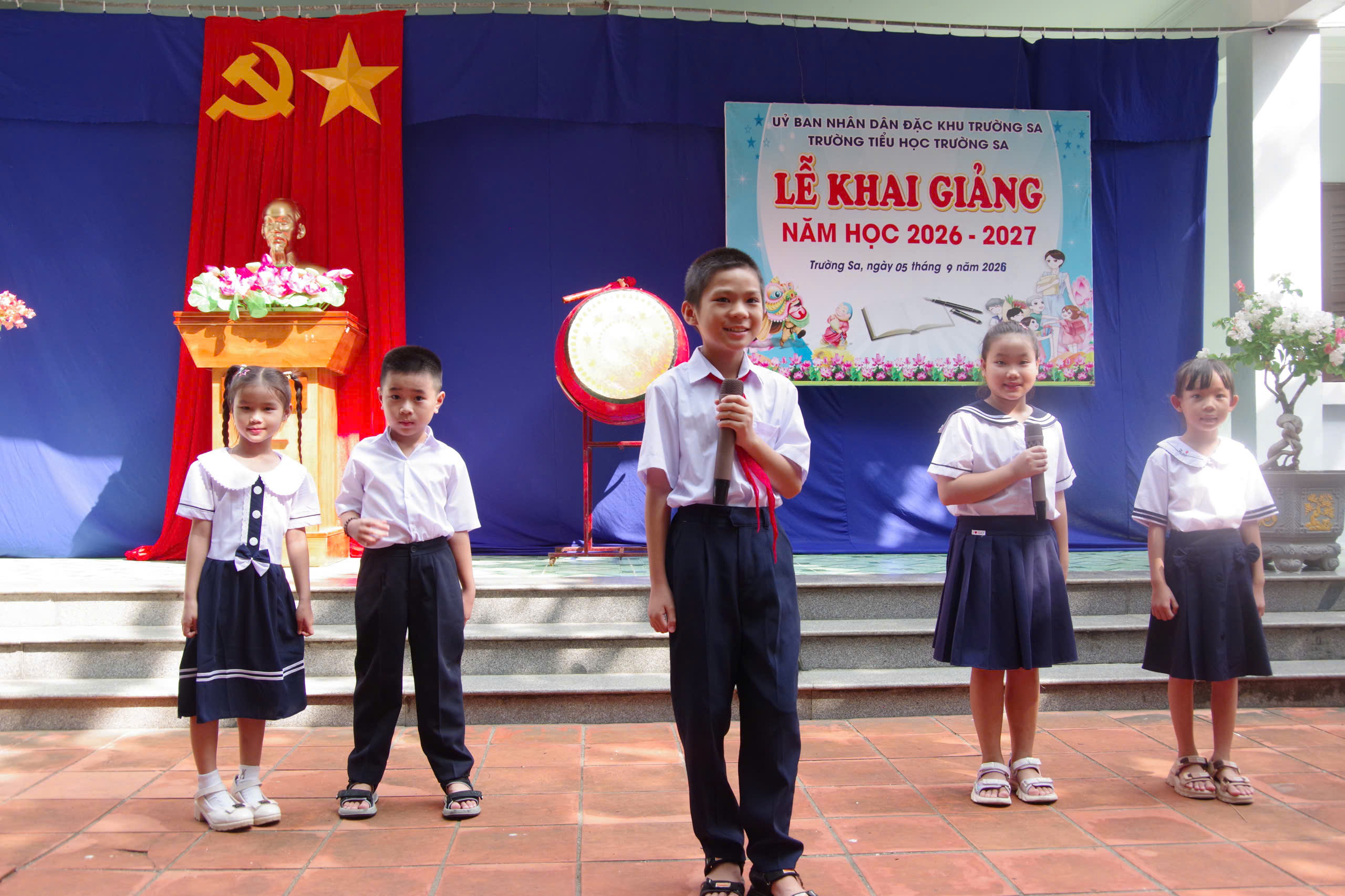 Rộn ràng khai giảng năm học mới ở Trường Sa- Ảnh 2.