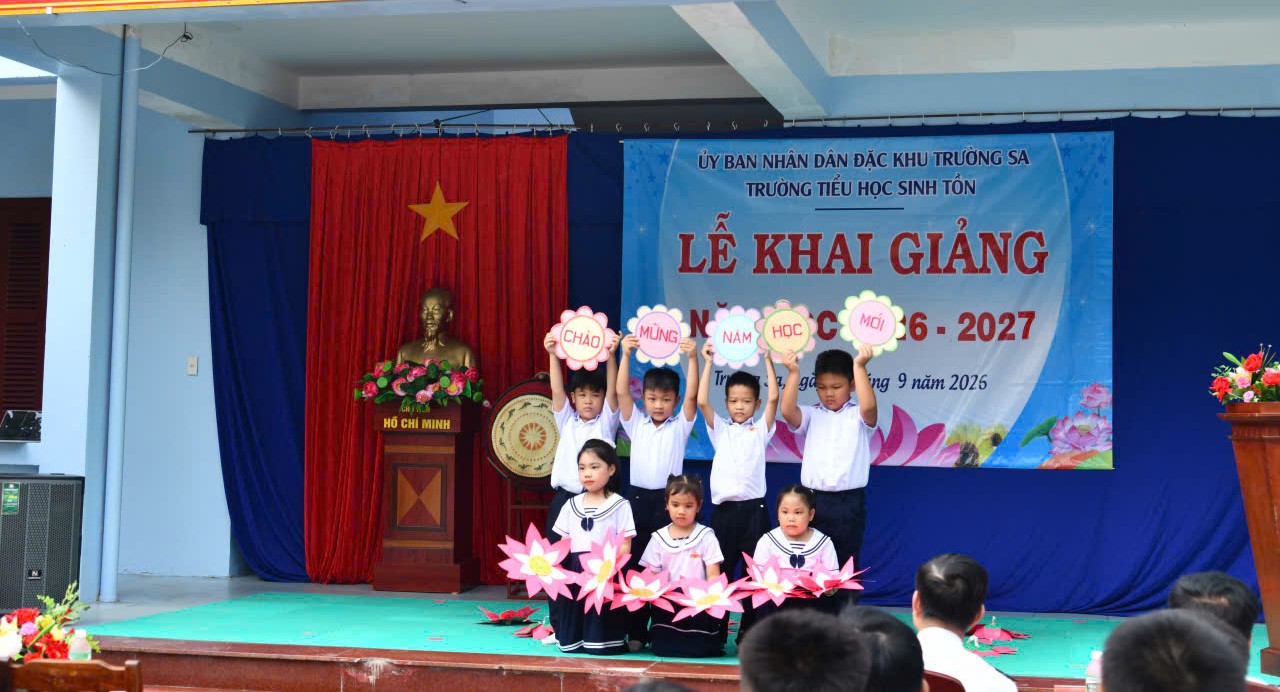 Rộn ràng khai giảng năm học mới ở Trường Sa- Ảnh 3.