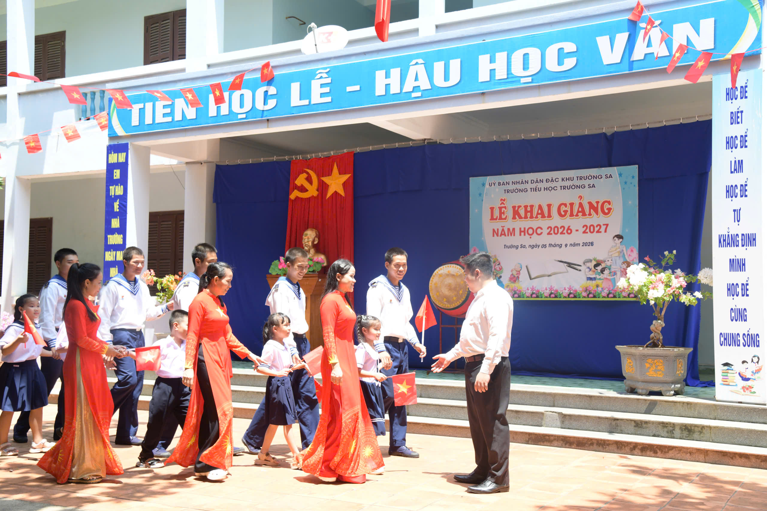 Rộn ràng khai giảng năm học mới ở Trường Sa- Ảnh 4.