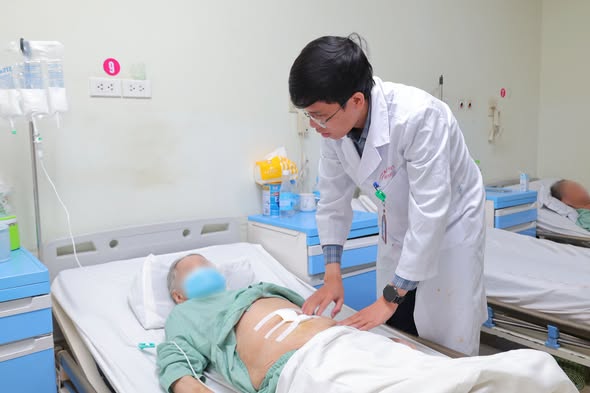 Tắc ruột do sỏi túi mật ở người cao tuổi: khi căn bệnh im lặng chuyển thành cấp cứu