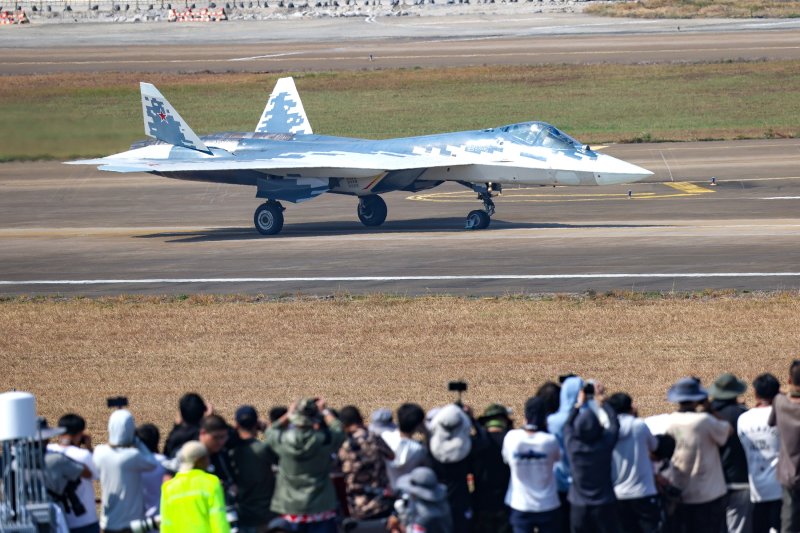 Su-57E và đàn UAV tàng hình: Khi tiêm kích kết hợp với máy bay không người lái