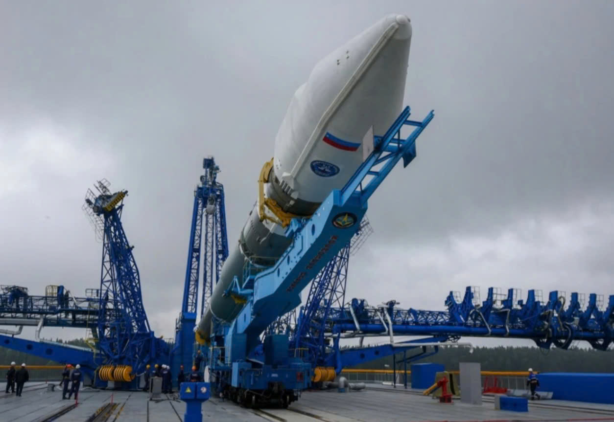 ten-lua-soyuz-21v-dang-duoc-lap-dat-tai-san-bay-vu-tru-plesetsk-voi-ve-tinh-bi-an-kosmos2558-1789373247632802601975 - Ảnh 1.